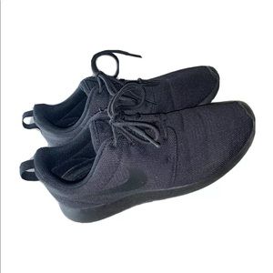 Worn a couple times! Nike women’s Roshe one black